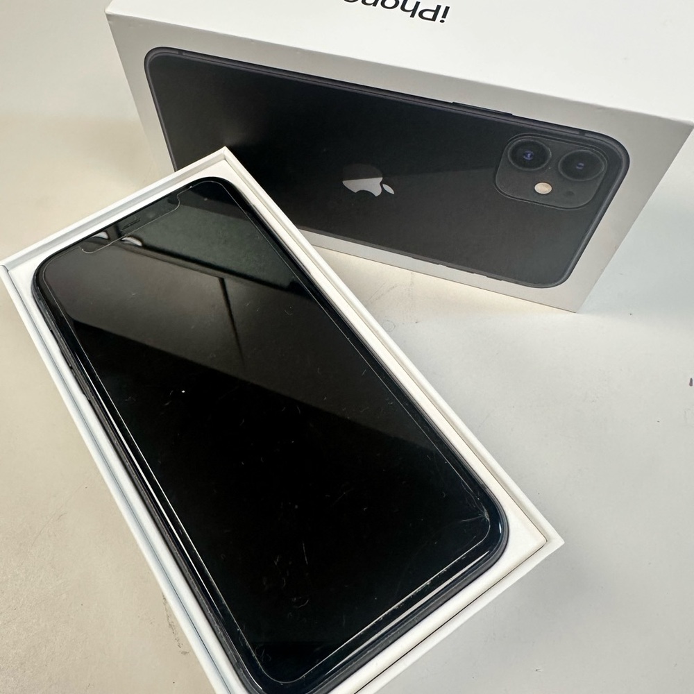 Apple iPhone 11 in Sleek Black